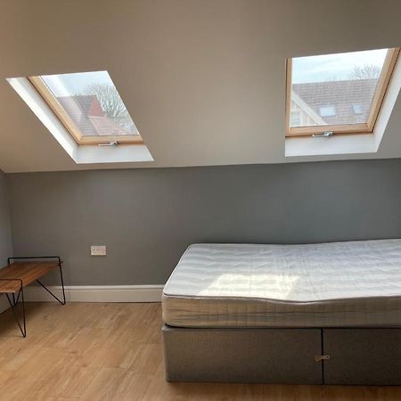 112 Gleneagle Road Rooms Лондон Екстериор снимка