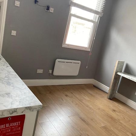 112 Gleneagle Road Rooms Лондон Екстериор снимка