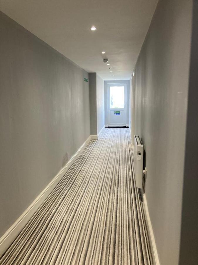 112 Gleneagle Road Rooms Лондон Екстериор снимка