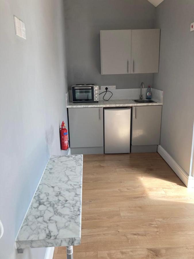 112 Gleneagle Road Rooms Лондон Екстериор снимка