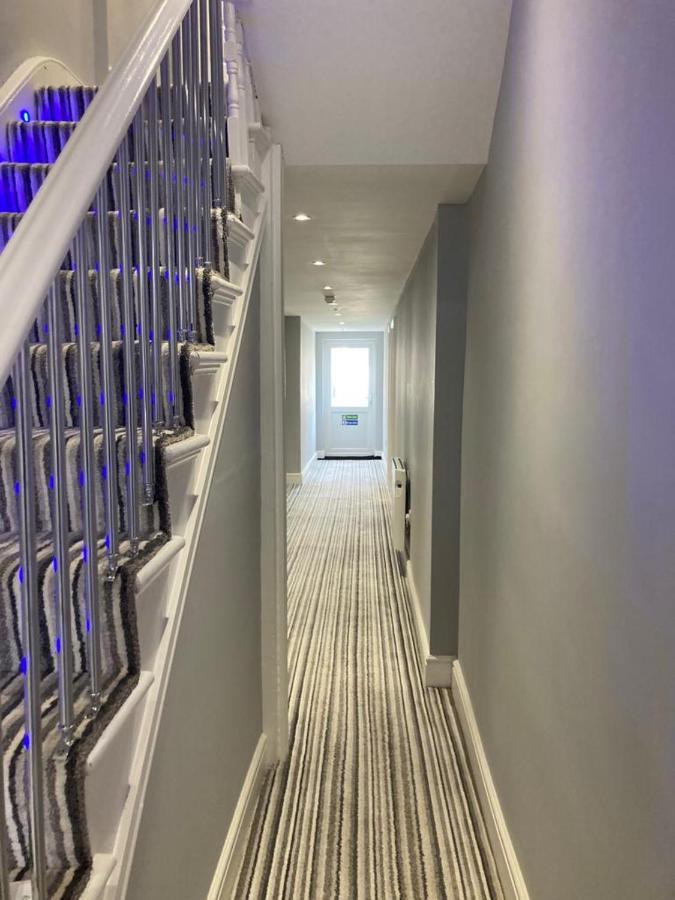 112 Gleneagle Road Rooms Лондон Екстериор снимка