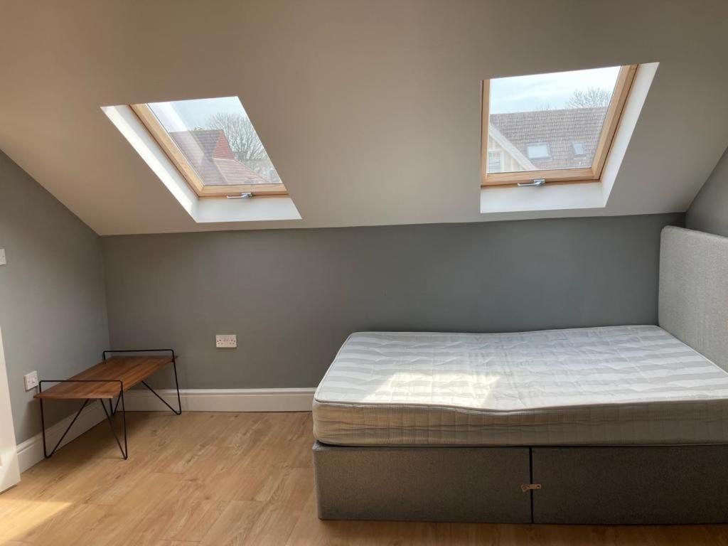 112 Gleneagle Road Rooms Лондон Екстериор снимка