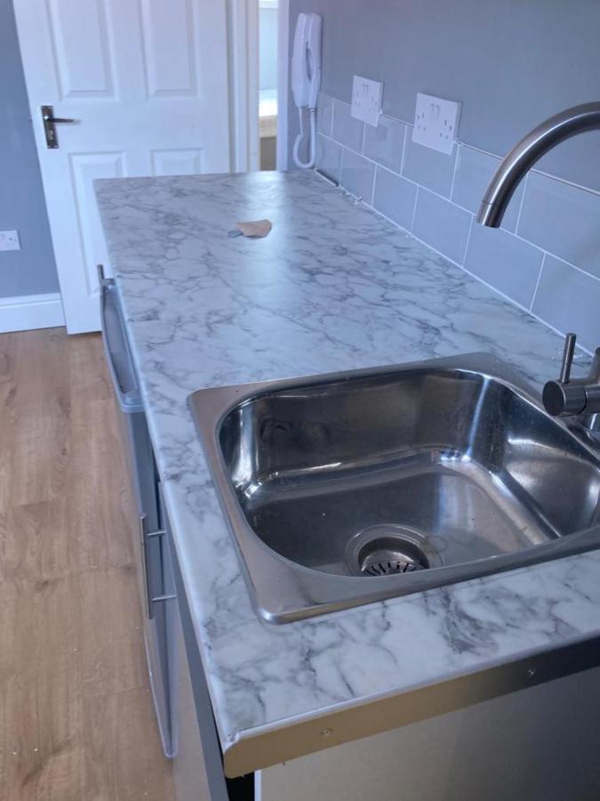 112 Gleneagle Road Rooms Лондон Екстериор снимка