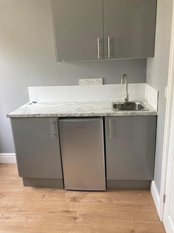 112 Gleneagle Road Rooms Лондон Екстериор снимка