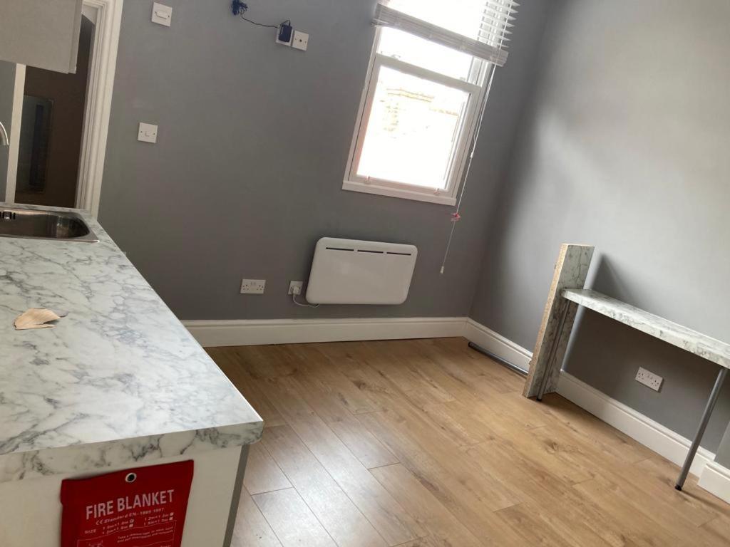 112 Gleneagle Road Rooms Лондон Екстериор снимка
